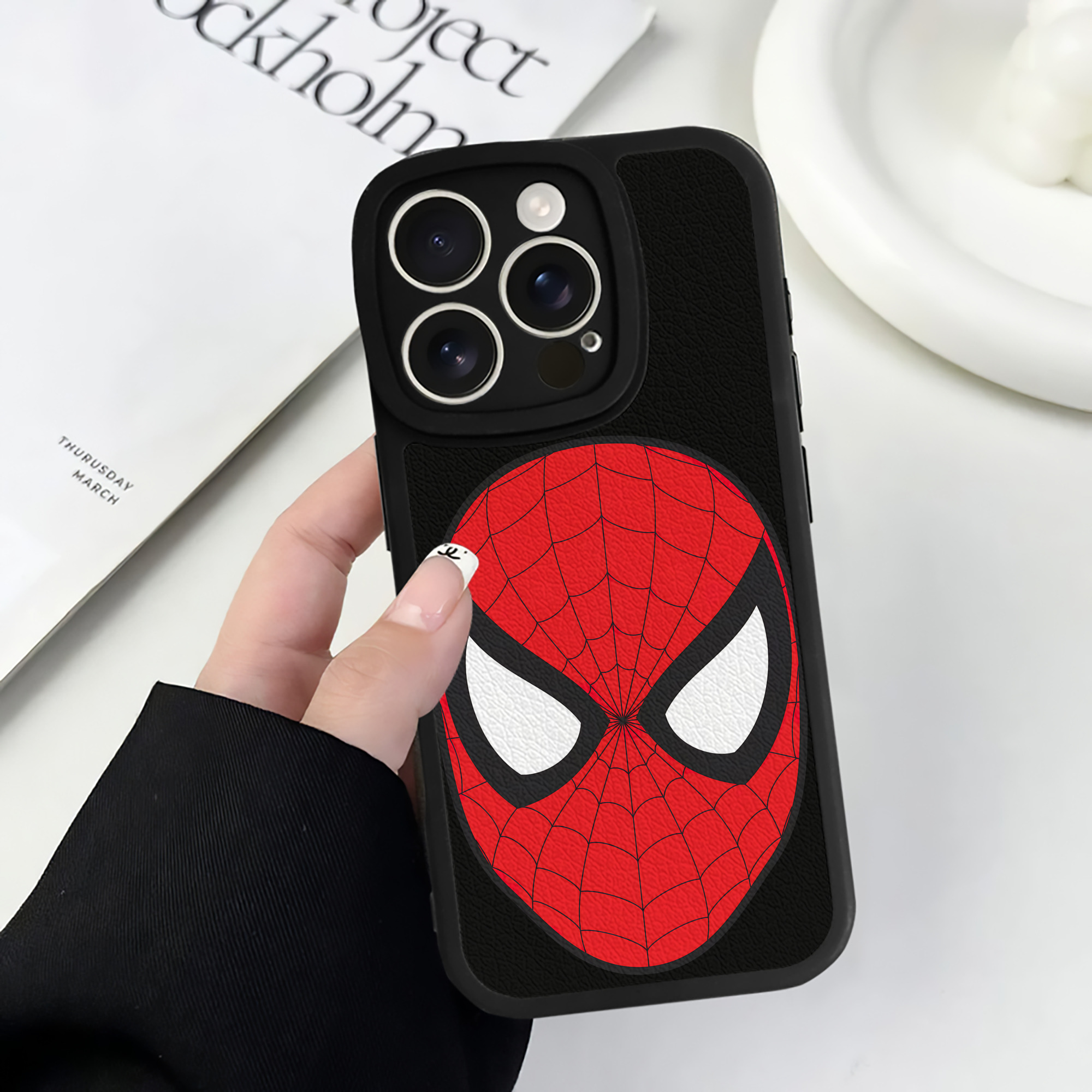 （画像用） Spider Man スパイダーマン 【iPhone 16シリーズ対応】シリコンスマホケース（レザー調） 材質：シリコン